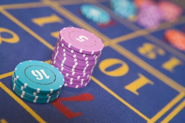 AduQ card-game interface on sukaspin with hand rankings displayed